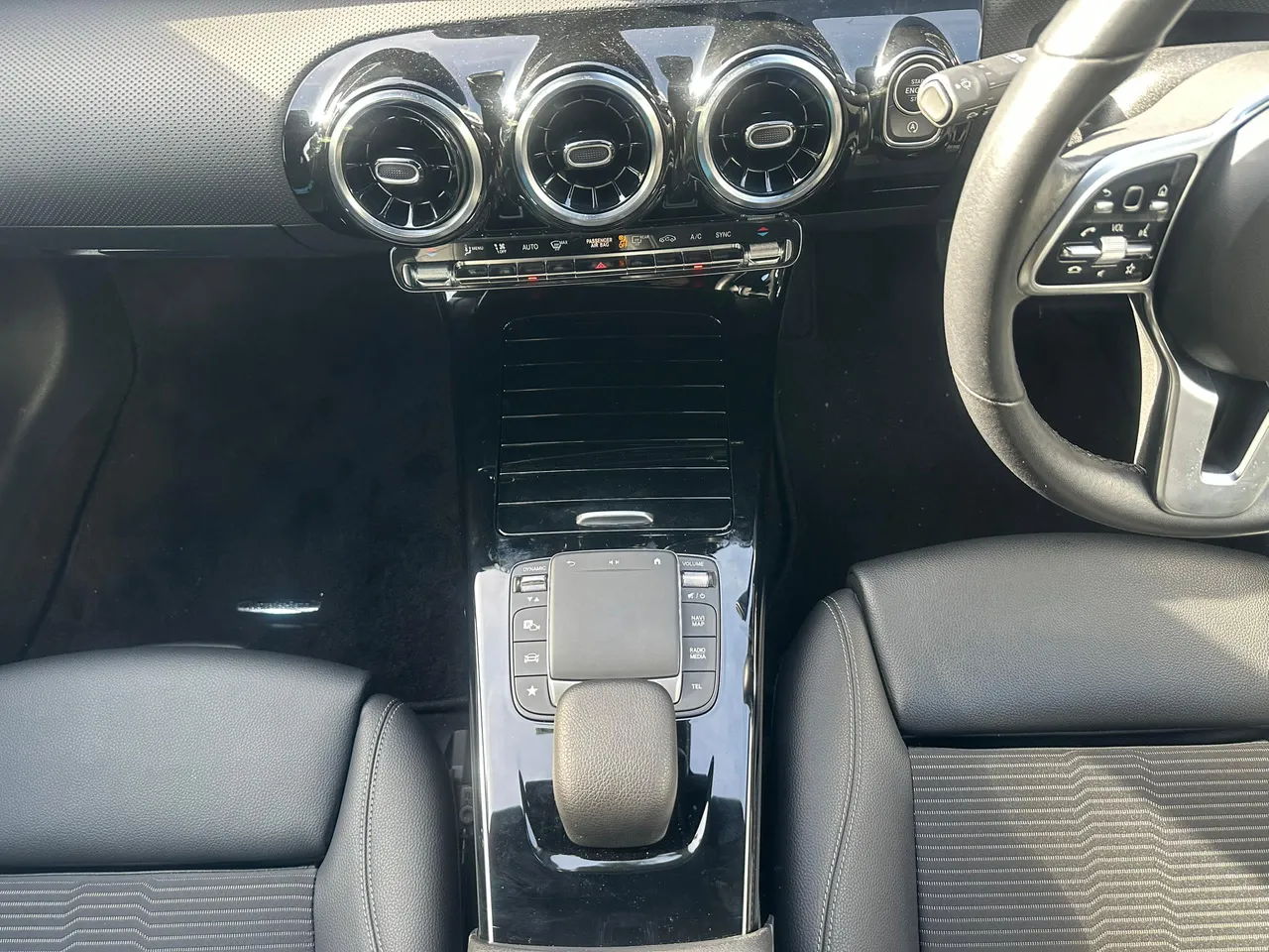 MERCEDES CLA250 Sedan