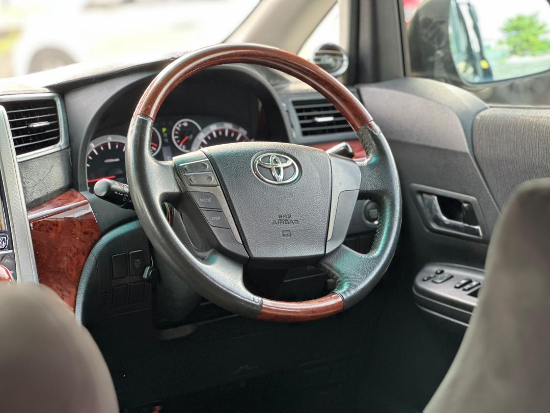 TOYOTA VELLFIRE 2010